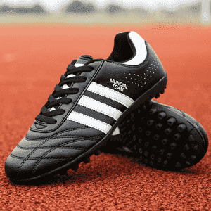 Erkekler üçin niýetlenen futbol aýakgaplary.