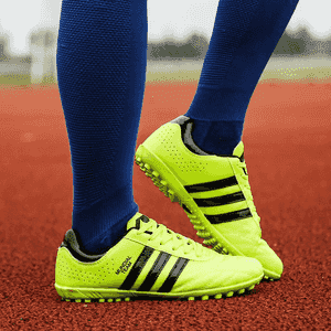 Erkekler üçin niýetlenen futbol aýakgaplary.