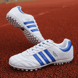 Erkekler üçin niýetlenen futbol aýakgaplary.