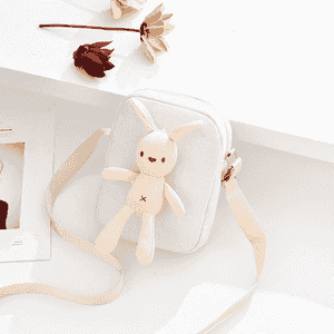 Gyzlar üçin niýetlenen boýnundan asylýan sumka