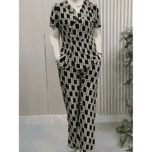 Zenanlar üçin komplekt öýde geýilýän eşikler.