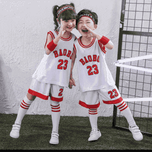 Çagalar üçin niýetlenen 1 bölek komplekt sport eşikleri