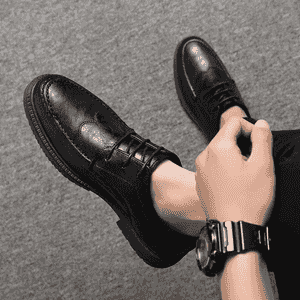 Erkekler üçin klassik aýakgaplar.