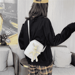 Gyzlar üçin niýetlenen boýnundan asylýan sumka