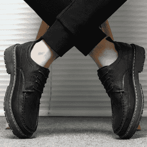 Erkekler üçin klassik aýakgaplar.