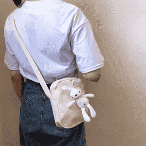 Gyzlar üçin niýetlenen boýnundan asylýan sumka