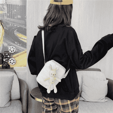 Gyzlar üçin niýetlenen boýnundan asylýan sumka