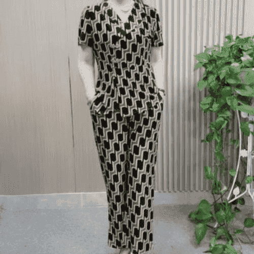 Zenanlar üçin komplekt öýde geýilýän eşikler.