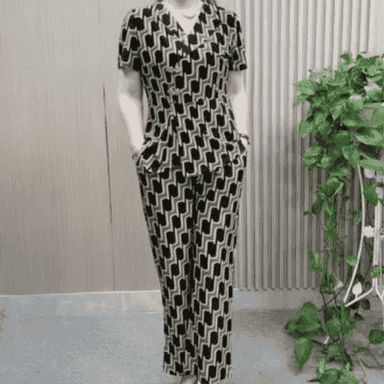 Zenanlar üçin komplekt öýde geýilýän eşikler.