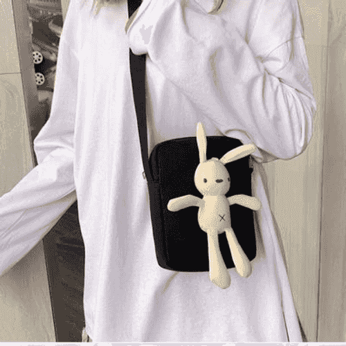 Gyzlar üçin niýetlenen boýnundan asylýan sumka