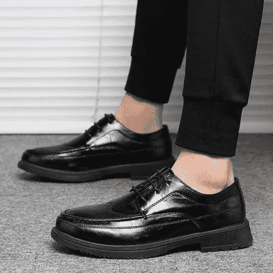 Erkekler üçin klassik aýakgaplar.