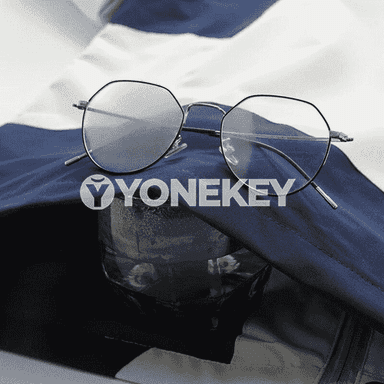 Erkekler üçin komplekt sport eşik.