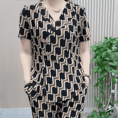 Zenanlar üçin komplekt öýde geýilýän eşikler.